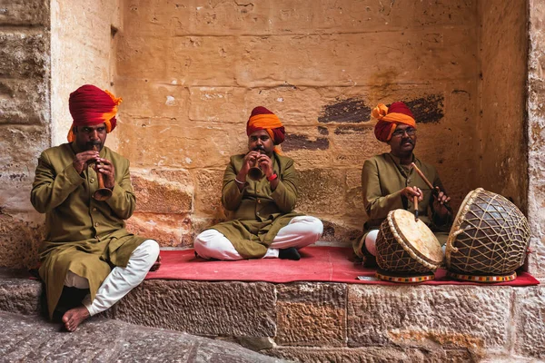 Jodhpur インド 2019年11月13日 インドのラジャスタン州メランガル砦で伝統的なラジャスタニの歌と音楽を演奏し 歌うミュージシャン — ストック写真