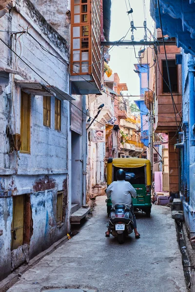 Jodhpur Índia Novembro 2019 Street Traffic Indian Street Motocicleta Auto — Fotografia de Stock