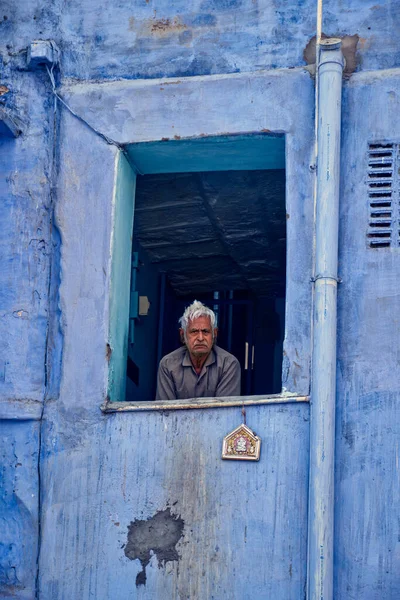 Jodhpur Ινδία Νοεμβρίου 2019 Άγνωστος Ινδός Στο Παράθυρο Του Μπλε — Φωτογραφία Αρχείου