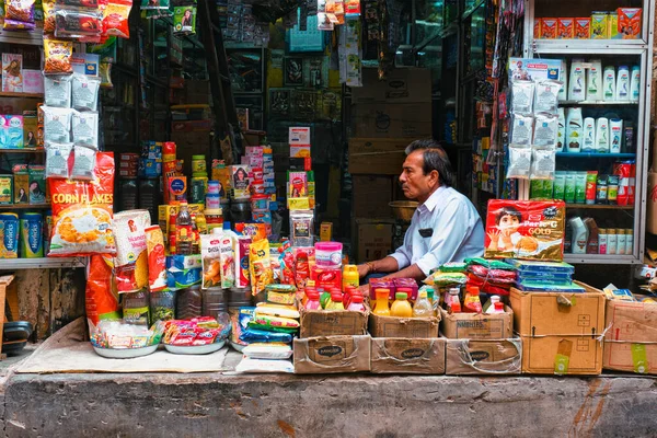 インドのジョードプル 11月14 2019 インドのラジャスタン州ジョードプルの通りにある彼の店で食料品店の売り手 — ストック写真