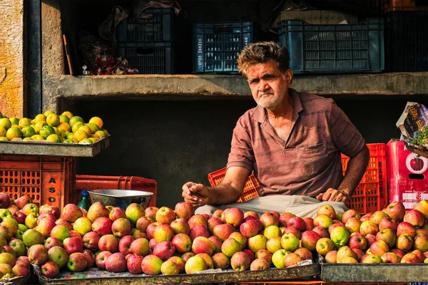 Jodhpur Indie Listopadu 2019 Prodavač Ovoce Svém Obchodě Prodává Jablka — Stock fotografie