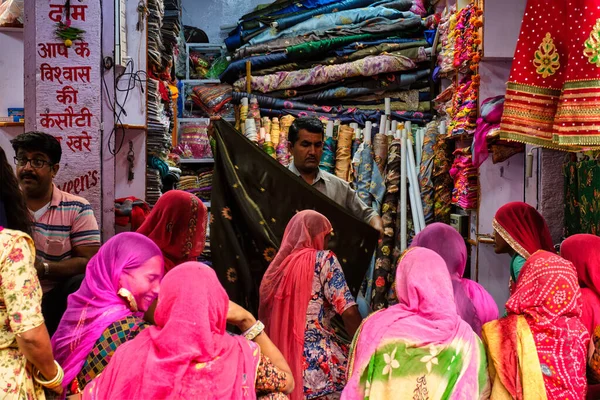 Jodhpur インド 11月14 2019 サダール市場の地元女性に新しいサンプルを示すファブリック服ベンダー インドラジャスタン州ジョドプール — ストック写真