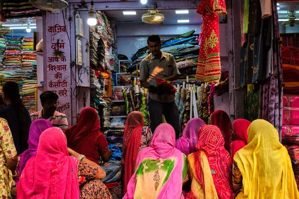 Jodhpur Indie Listopadu 2019 Prodejce Textilu Ukazuje Nové Vzorky Místním — Stock fotografie