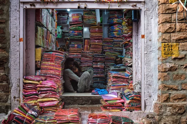 Jodhpur Indie Listopadu 2019 Prodejce Textilu Svém Obchodě Sadar Market — Stock fotografie