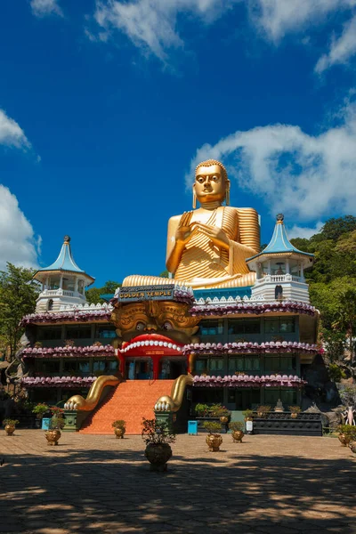 2009年 平成21年 9月24日 スリランカ ダンブラ屋根に金仏を安置する金仏寺 世界遺産に登録されているダンブラの黄金寺院 — ストック写真