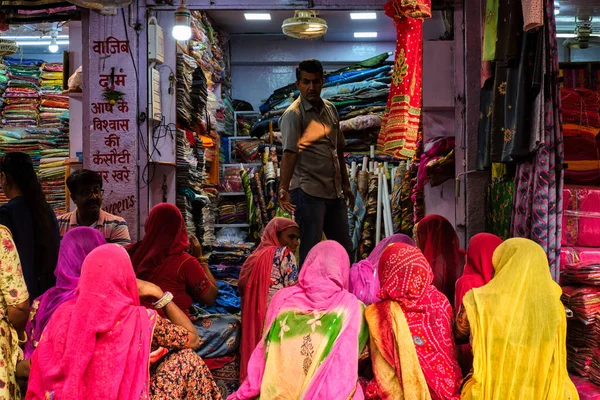Jodhpur Indien November 2019 Textilverkäuferin Zeigt Lokalen Frauen Auf Dem — Stockfoto