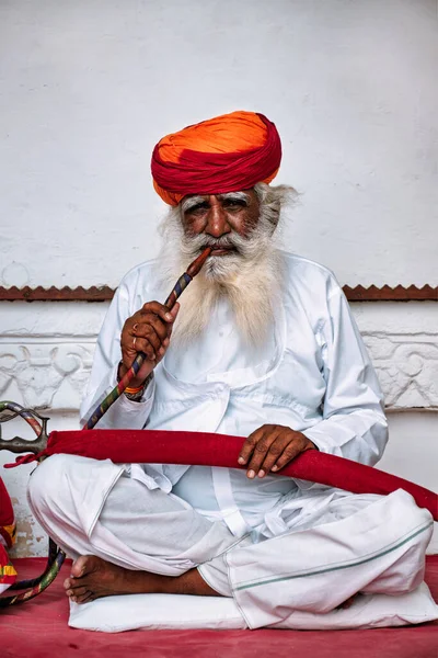 ジョドプール インド 2019年11月13日 メフランガルの砦に髭を生やした老人がフカ 水道管 を吸う フカの概念はインドに起源を持つと考えられている — ストック写真