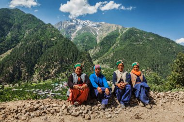 SANGLA, INDIA - 28 Haziran 2012: Hindistan 'ın Himachal Pradesh eyaletindeki Hintli kadınlar Himalayalar' da geleneksel Kinnaur şapkalarıyla