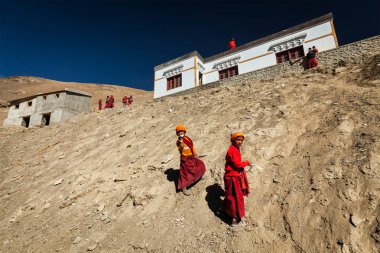 KORZOK, Hindistan - 15 EYLÜL 2012: Hindistan 'ın Ladakh kentindeki Korzok köyüne kağıt uçak fırlatan Budist rahipler