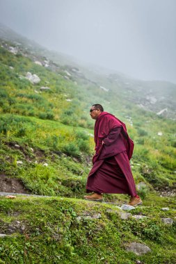 ROHTANG LA, INDIA - 18 Ağustos 2011: Himalayalar 'da dağ yolunda yürüyen Budist keşiş.