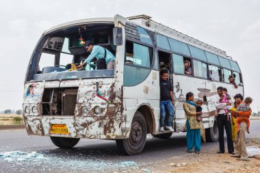 MADHYA PRADESH, Hindistan - 12 Nisan 2011: Hint otobüs şoförü trafik kazasından sonra cam kırıkları temizledi. Hindistan 'daki trafik kazalarının oranı dünyanın en yüksek kazaları arasındadır.