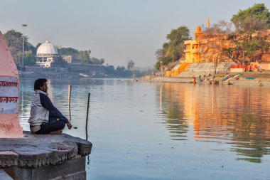 UJAIN, INDIA - 25 Nisan 2011: Adam sabah kutsal Kshipra nehrinin ghatları üzerinde meditasyon yapıyor. Shipra Hinduizm 'in kutsal nehirlerinden biridir.
