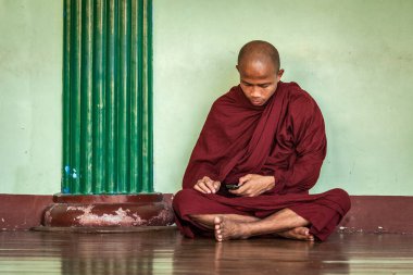 YANGON, MYANMAR - 3 HAZİRAN 2014: Shwedagon Paya pagoda 'daki Budist keşiş. Yangon, Myanmar.