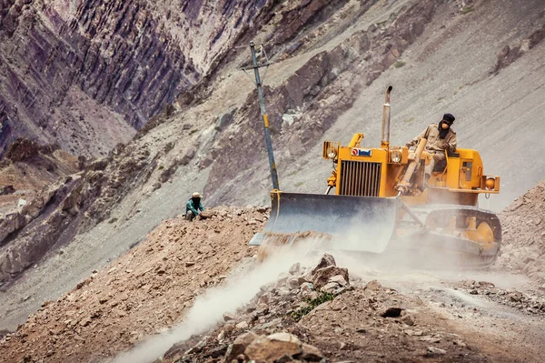 Ladakh Índia Setembro 2011 Bulldozer Limpeza Estrada Após Deslizamento Terra — Fotografia de Stock
