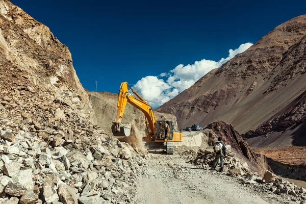 Ladakh Inde Septembre 2011 Une Excavatrice Nettoie Route Après Glissement — Photo
