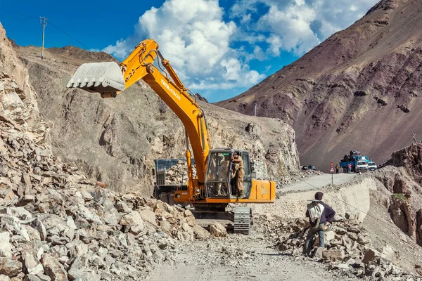 インドのラダック 2011年9月10日 ヒマラヤの地すべりの後の掘削機の清掃道路 インドのラダック ジャム カシミール州 — ストック写真