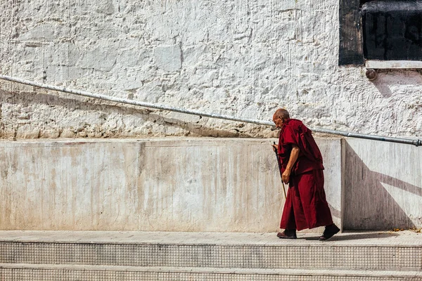 Spituk India Wrzesień 2012 Stary Buddyjski Mnich Spacerujący Wzdłuż Muru — Zdjęcie stockowe