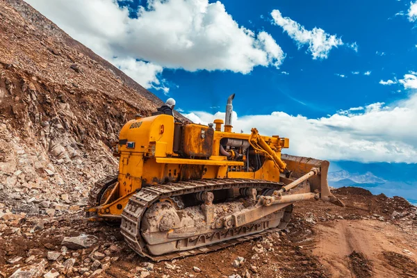 Ladakh India September 2011 Bulldozer Gör Vägspärr Kardung Pass Himalaya — Stockfoto