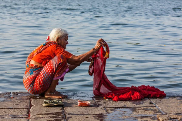 Maheshwar India April 2011 Old Indian Woman Washing Sari Sacred — Stock Photo, Image
