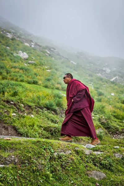 Rohtang India Αυγουστου 2011 Βουδιστής Μοναχός Περπατά Στο Ορεινό Δρόμο — Φωτογραφία Αρχείου