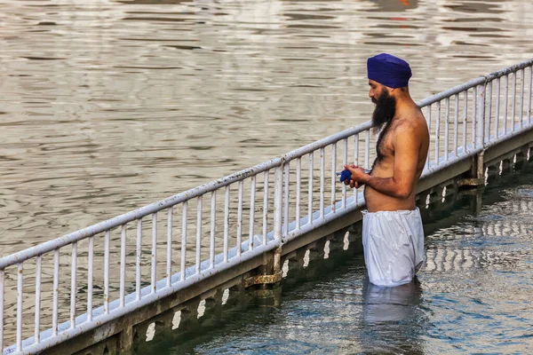 Amritsar Inde Août 2011 Homme Sikh Prie Baigne Dans Réservoir — Photo