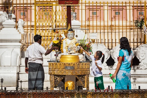 Yangon Myanmar January 2014 Myanmar Family Worshipping Buddha Shwedagon Paya — Stock Photo, Image