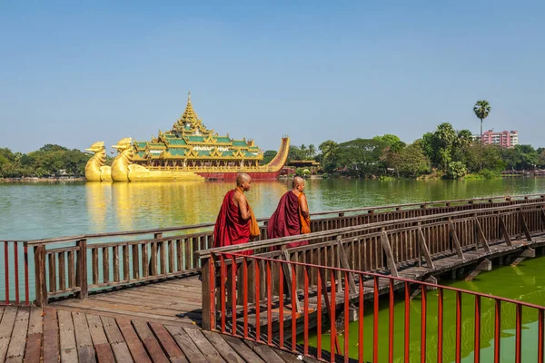 Yangon Myanmar January 2014 Two Buddhist Monks Walking Wooden Bridge — Stock Photo, Image