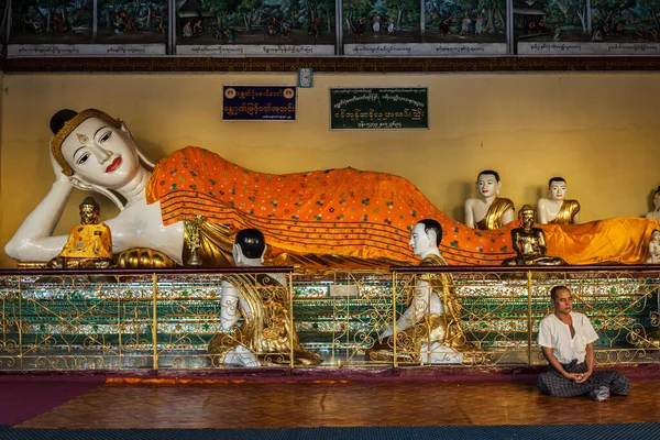 Yangon Myanmar Gennaio 2014 Uomo Medita Vicino Alla Statua Del — Foto Stock
