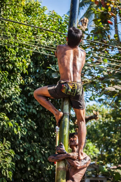 Myanmar Enero 2014 Concurso Escalada Polos Grasos Aldea Día Independencia —  Fotos de Stock