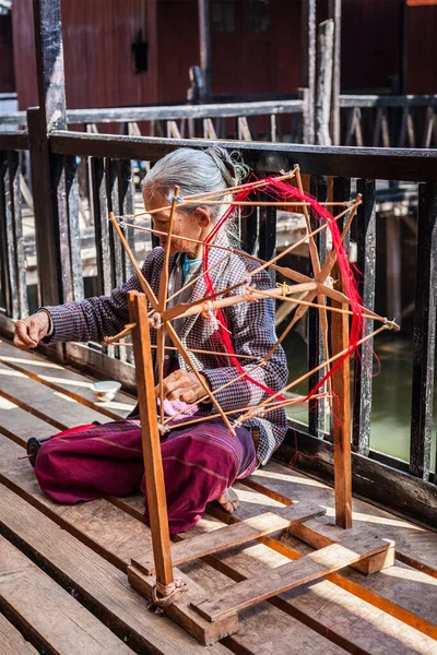 Inle Lake ミャンマー 2014年1月8日 伝統的な方法で織物が製造されている織物工場でビルマの女性ホイール紡績糸 — ストック写真