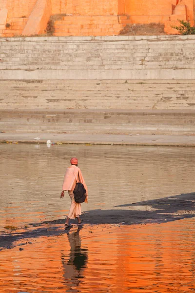 Ujjain India April 2011 Sadhu Crossing Holy Kshipra River Shipra — Stock Photo, Image