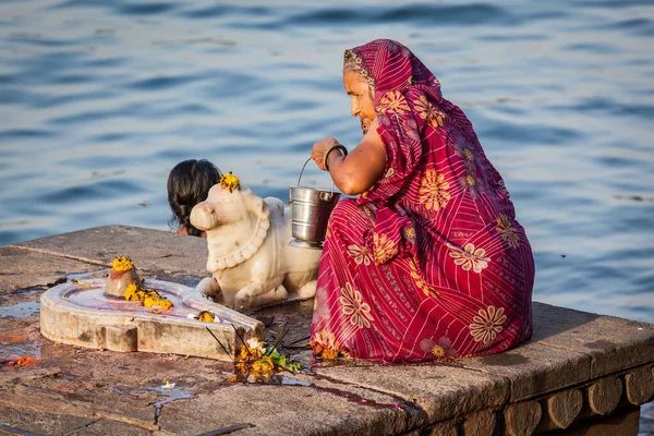 马赫什瓦尔 印度女人早上 Pooja 对执行神圣的溪河流讷尔默达西高止山脉在 2011 日在马赫什瓦尔 中央邦 对印度教徒讷尔默达是印度 圣洁河流之一 — 图库照片
