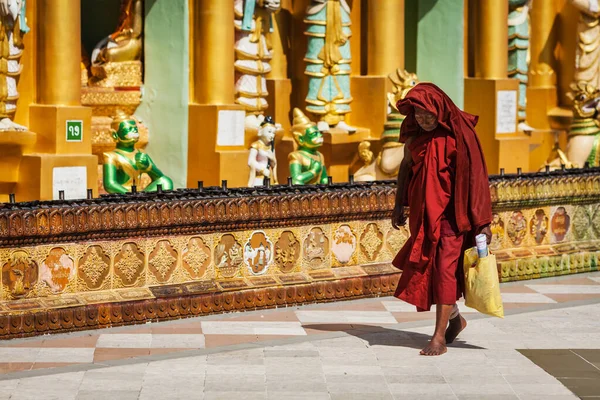 Yangon Myanmar January 2014 Old Buddhist Monk Walking Shwedagon Paya — Stock Photo, Image