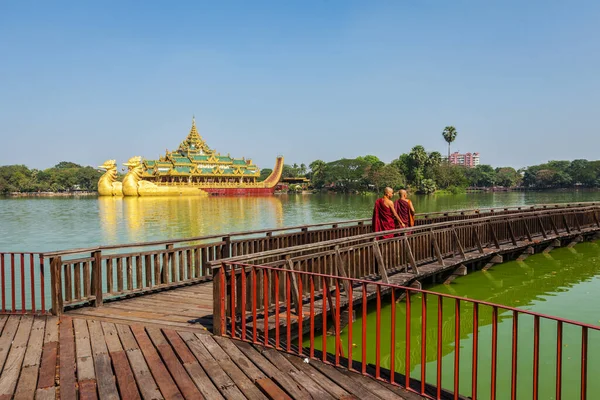 Yangon Myanmar Června 2014 Dva Buddhističtí Mniši Kráčející Dřevěném Mostě — Stock fotografie