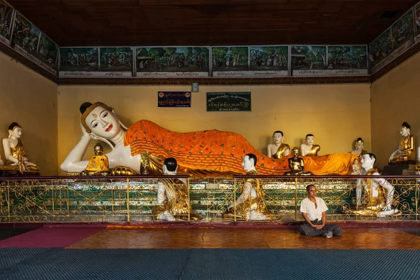 Yangon Myanmar January 2014 Man Meditating Statue Recumbent Buddha Shwedagon — Stock Photo, Image