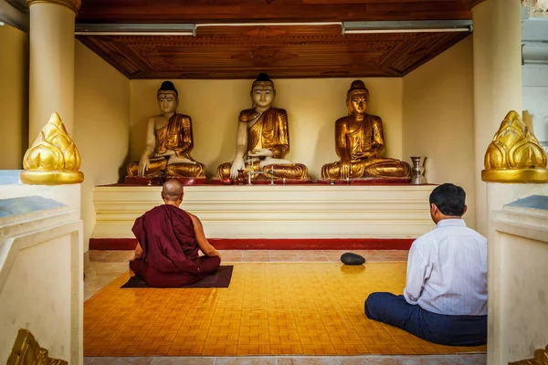 Yangon Myanmar January 2014 Man Buddhist Mokn Meditating Worshipping Statues — Stock Photo, Image