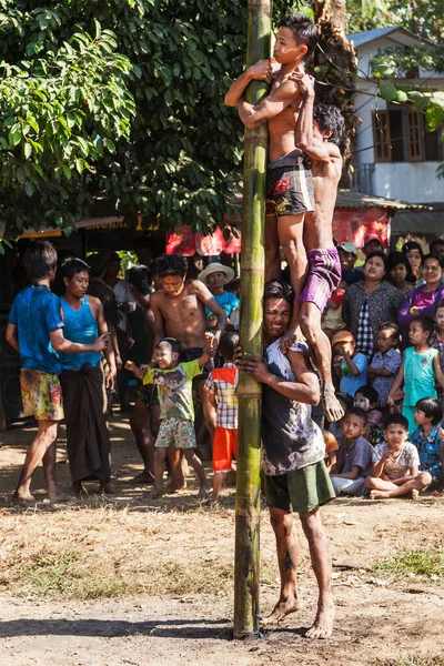 Myanmar January 2014 Greasy Pole Climbing Competition Village Myanmar Independence — Stock Photo, Image