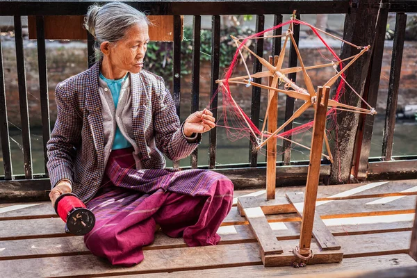 Inle Lake ミャンマー 2014年1月8日 伝統的な方法で織物が製造されている織物工場でビルマの女性ホイール紡績糸 — ストック写真