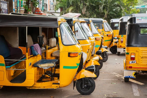 2009年7月25日 印度汽车人力车在街上行驶 汽车人力车 常被称为汽车 在许多印度城市提供了便宜而高效的交通工具 并被用来代替出租车 — 图库照片