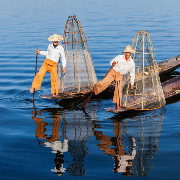 ミャンマー旅行の魅力のランドマーク Net の独特の つの有名なミャンマーのインレー湖での釣りと伝統的なビルマの漁師脚漕ぎスタイル — ストック写真
