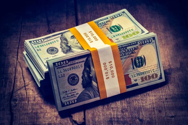 创意无限的商业金融使金钱观 老式复古影响过滤成堆的新 100 2013年版纸币票据束上木制背景孤立时髦风格形象 — 图库照片