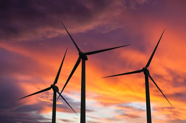 緑の再生可能エネルギーの概念 日没の空の風のタービン — ストック写真