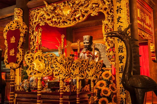 2011 Hanoi Vietnam June Confucius Statue Temple Literature 사원은 학자들에게 — 스톡 사진