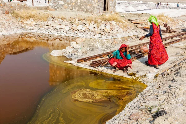 Sambhar India November 2012 Women Mining Salt Lake Sambhar Rajasthan — Stock Photo, Image