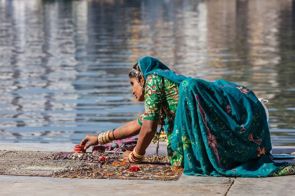 Udaipur India Listopad 2012 Hinduska Kobieta Rajasthani Tradycyjnej Odzieży Sprzedającej — Zdjęcie stockowe