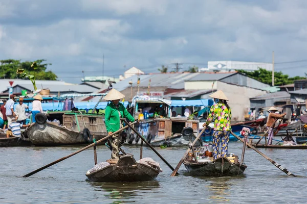 Can Tho Vietnam Juni 2011 Ongeïdentificeerde Vrouwen Drijvende Markt Mekong — Stockfoto