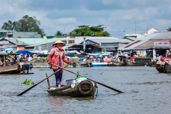 Can Tho Vietnam Juni 2011 Oidentifierad Kvinna Flytande Marknad Mekongflodens — Stockfoto