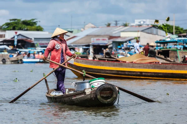 Can Tho Vietnam Juni 2011 Unbekannte Frau Auf Schwimmendem Markt — Stockfoto