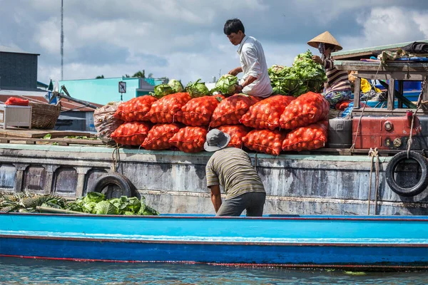 2011年6月4日 ベトナムのCan Tho メコンデルタの水上市場で未確認の人々 カイランとカイビー市場はデルタの中央市場であり 人気の観光地になりました — ストック写真