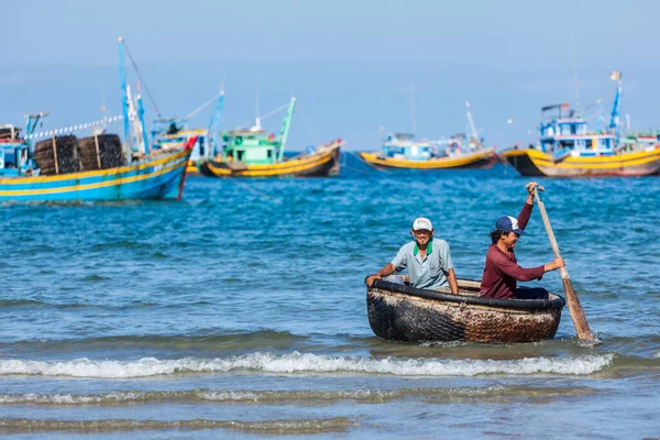 Phan Thiet Vietnam Juni 2011 Zwei Fischer Einem Korakelboot Auf — Stockfoto